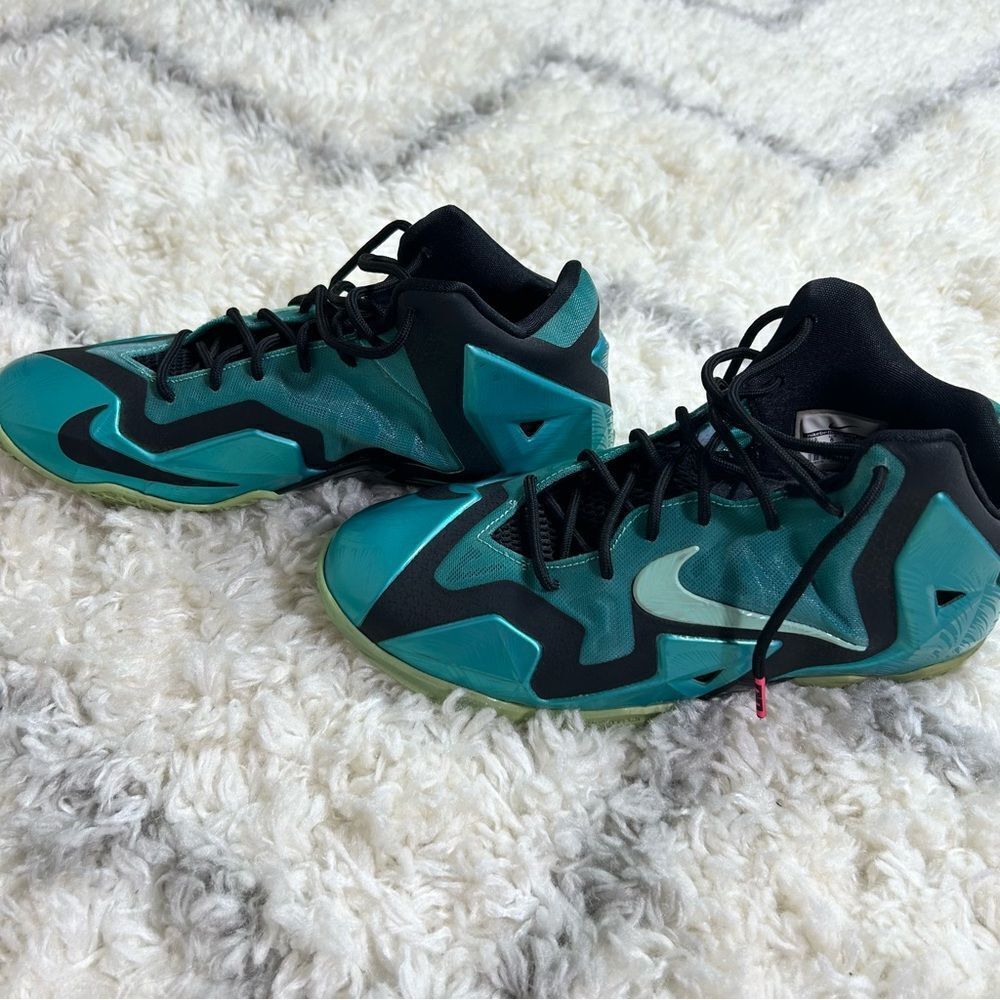 Nike LeBron 11 XI South Beach Sz 7 Y